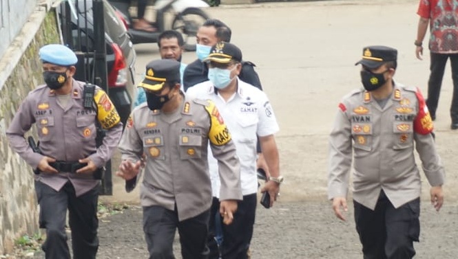 Kunjungi Wilkum Polsek Pameungpeuk, Kabid Humas Polda Jabar Ajak Warga Perangi Hoaks